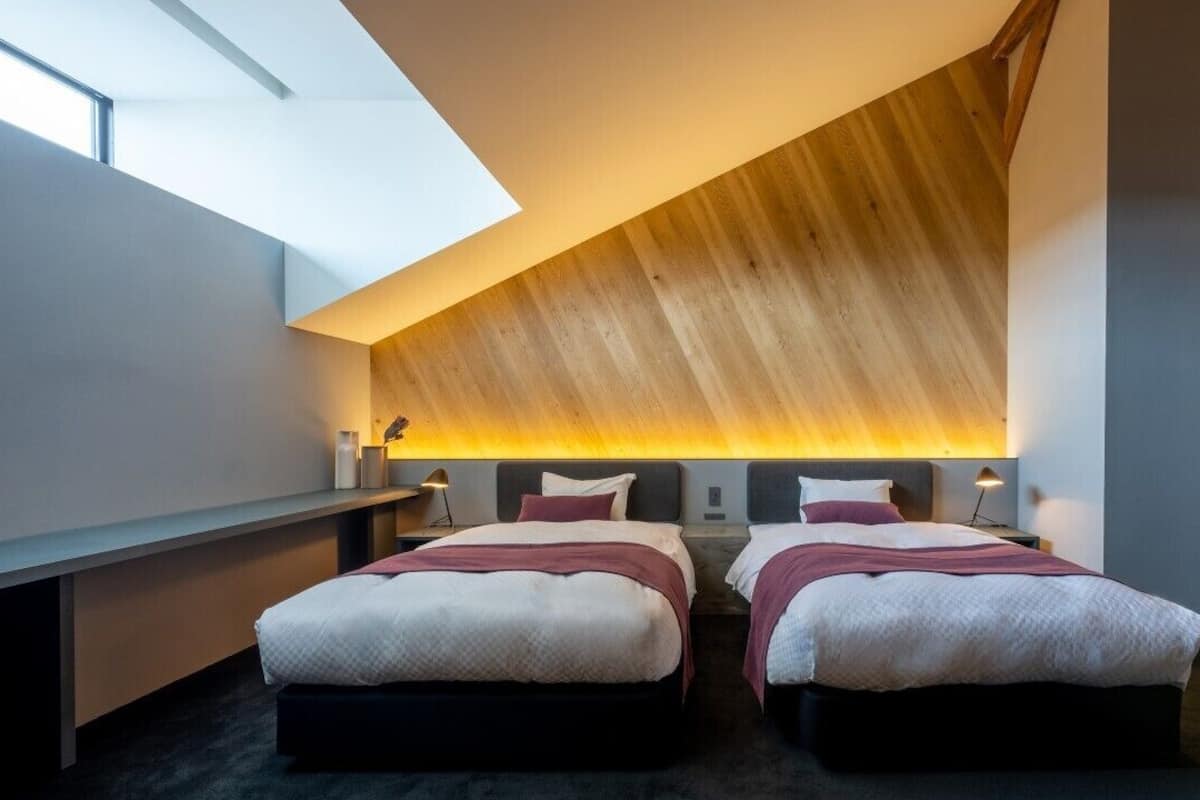 Artículos del minibar gratis y caja de seguridad en la habitación
