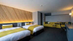Standaard Twin kamer, niet-roken | Een minibar met enkele gratis items, een kluis op de kamer, een bureau