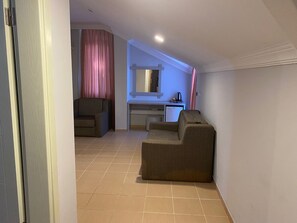 家庭雙人或雙床房, 露台, 山景 | 房內夾萬、隔音、熨斗/熨衫板