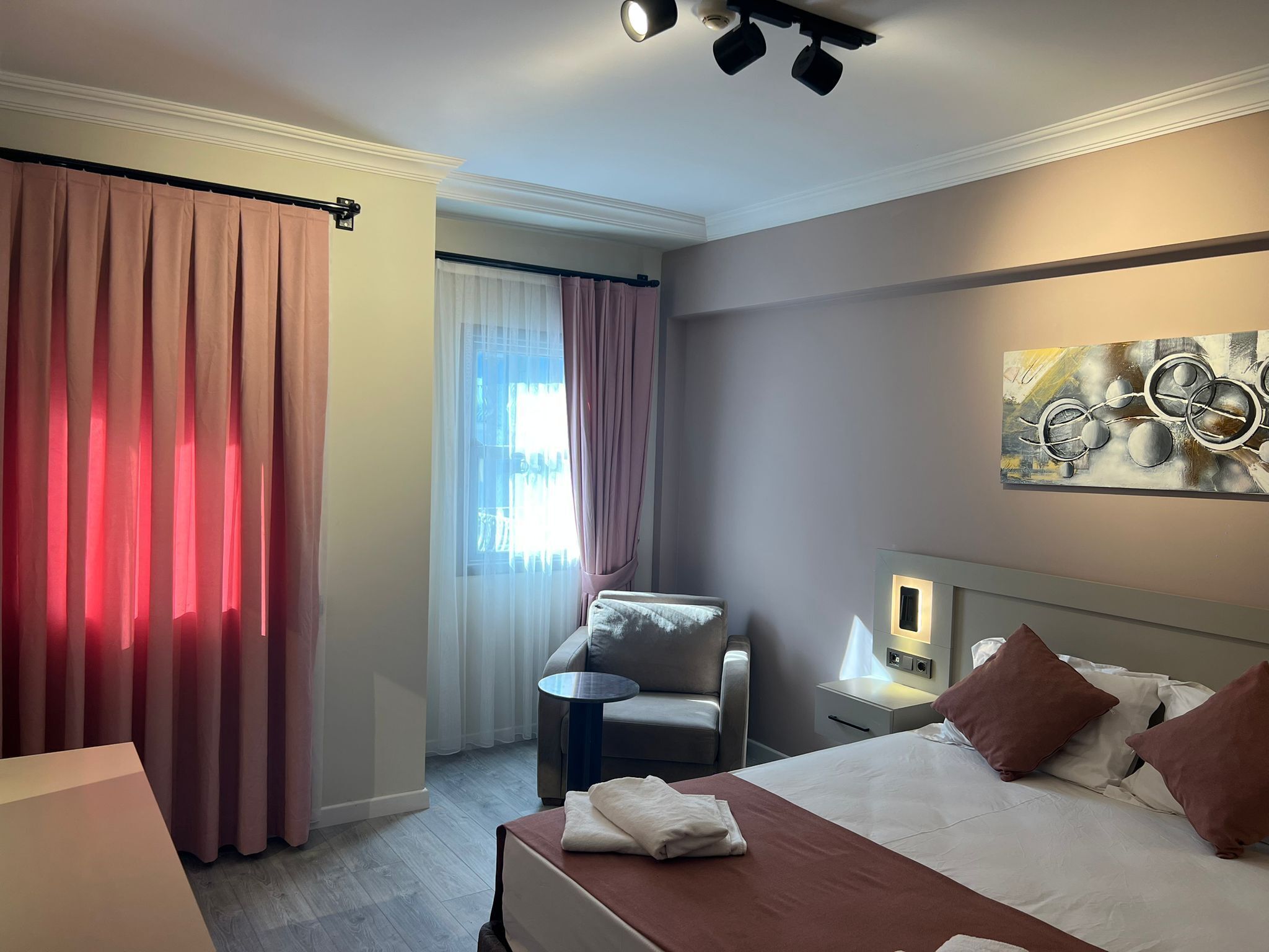 Rom – standard, balkong, fjellutsikt | Safe på rommet, lydisolert og strykejern/-brett