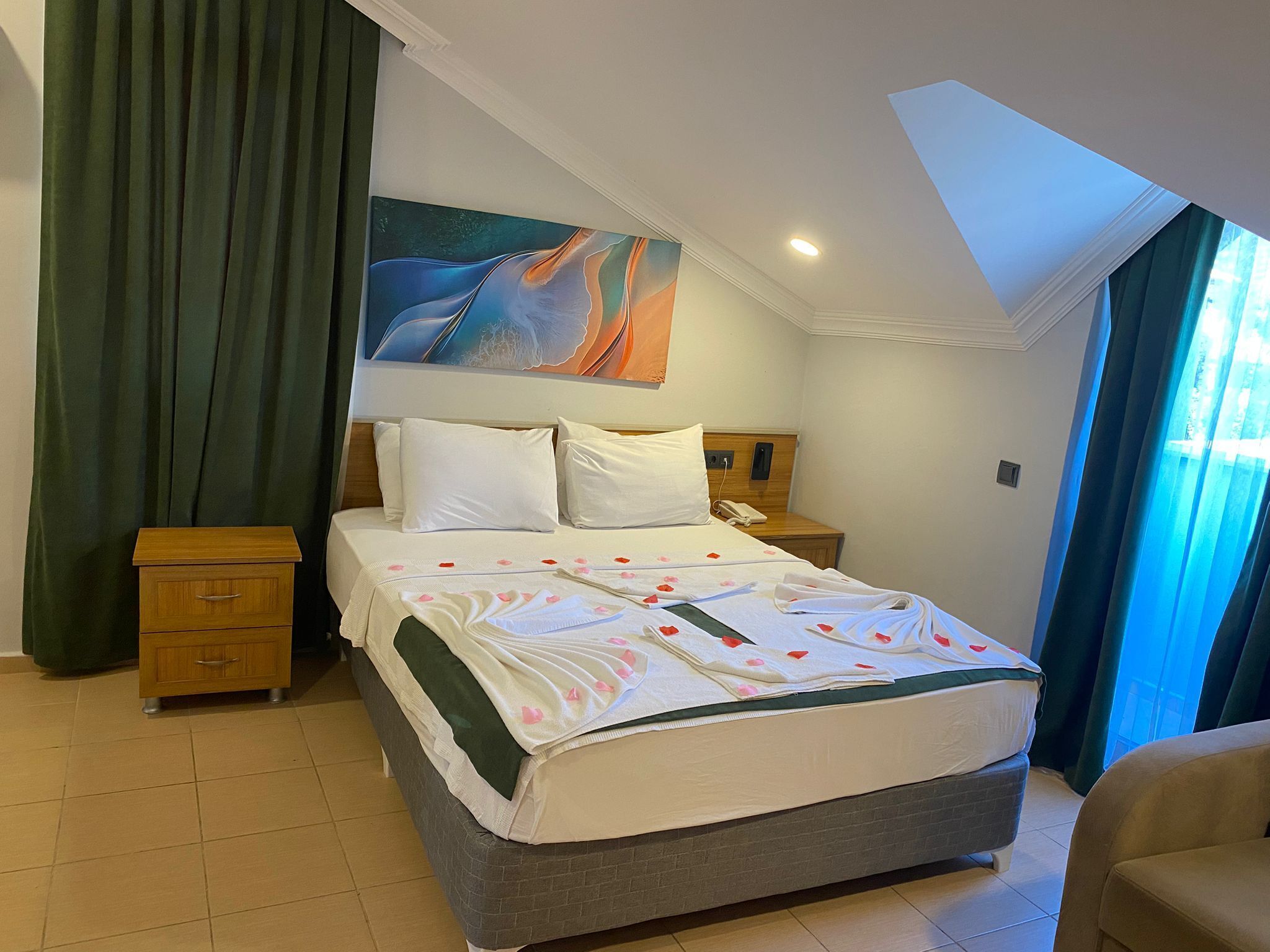 Loftsrom – standard, balkong, fjellutsikt | Safe på rommet, lydisolert og strykejern/-brett