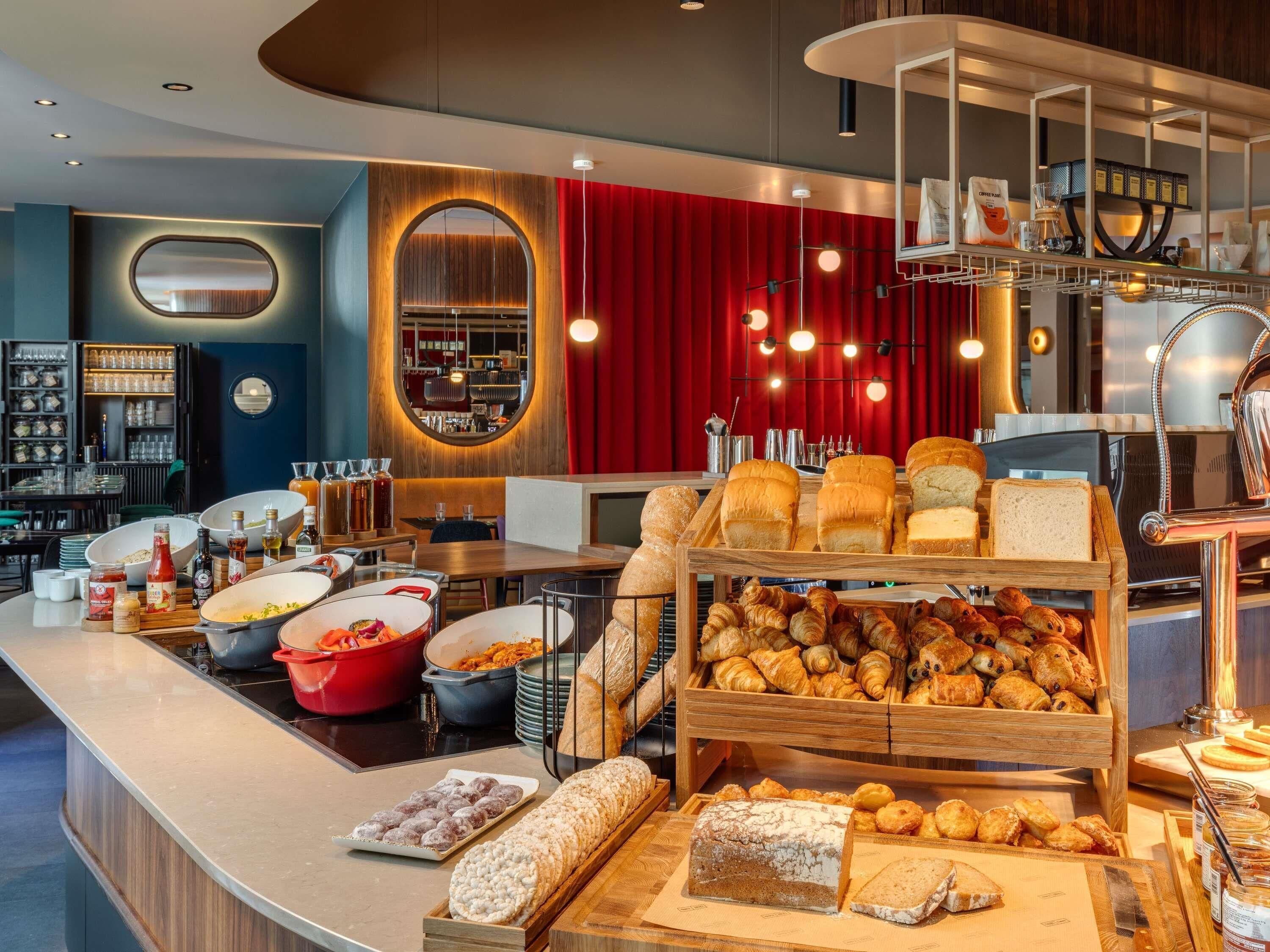 Se ofrece un desayuno bufé (95 PLN por persona)