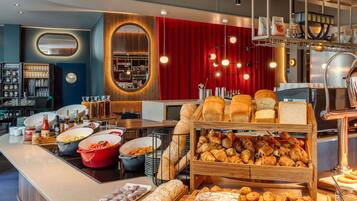 Petit déjeuner buffet (95 PLN par personne)