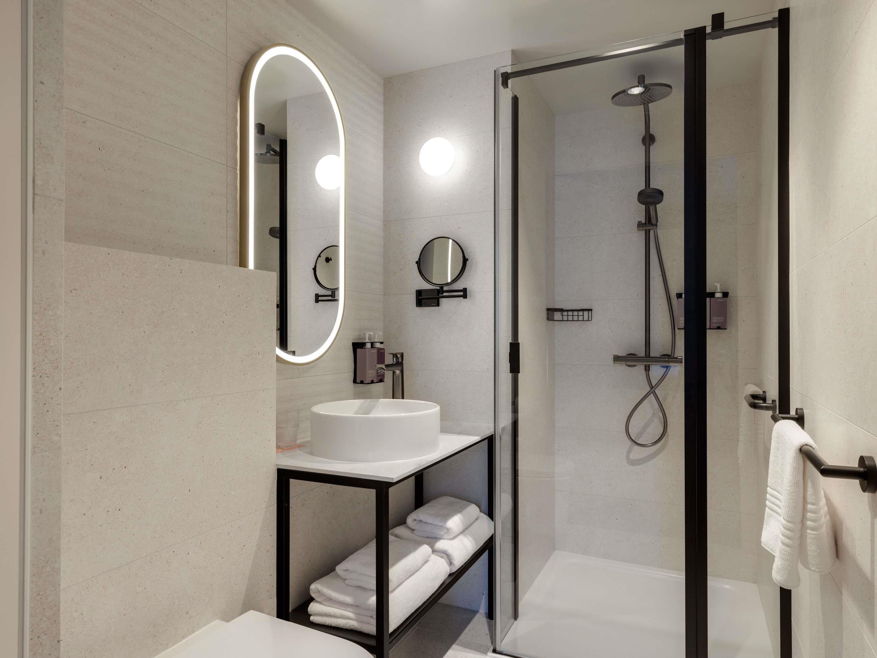TRIBE EXTRA Queen Room | In-room safe, blackout drapes, soundproofing, WiFi (free)