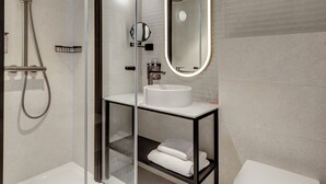 TRIBE ESSENTIAL Twin Room | Bad | Dusj, toalettartikler (inkludert), hårføner og håndklær