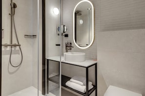 TRIBE ESSENTIAL Twin Room | Bathroom | Shower, free toiletries, hair dryer, towels
