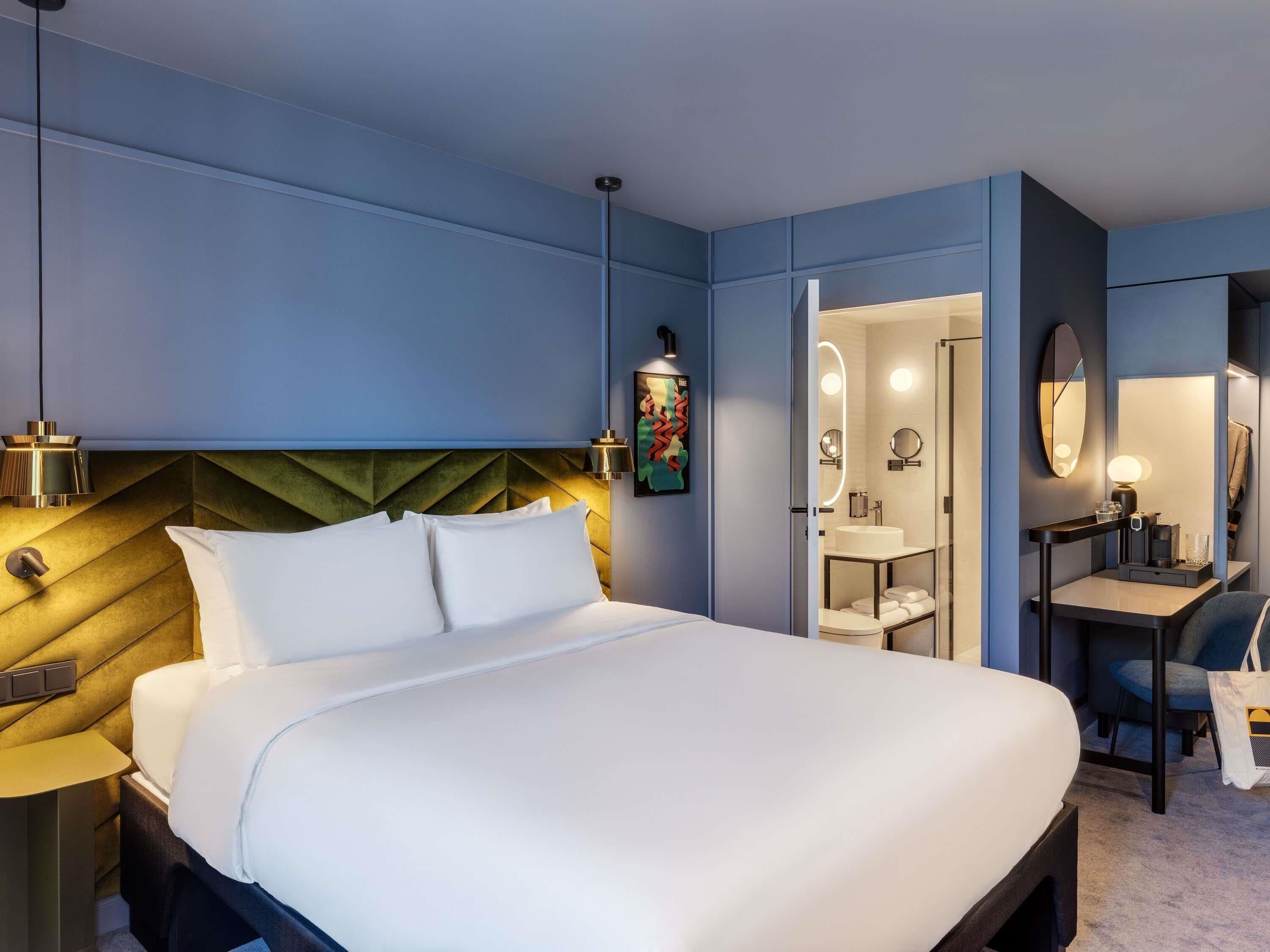 TRIBE EXTRA Queen Room | In-room safe, blackout drapes, soundproofing, free WiFi