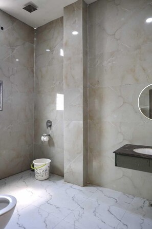 Elite-huone | Kylpyhuone | Suihku, pyyhkeet, saippua, sampoo