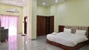 Une chambre d’hôtel équipée d’un lit, d’un bureau, d’une armoire et d’un appareil de climatisation.