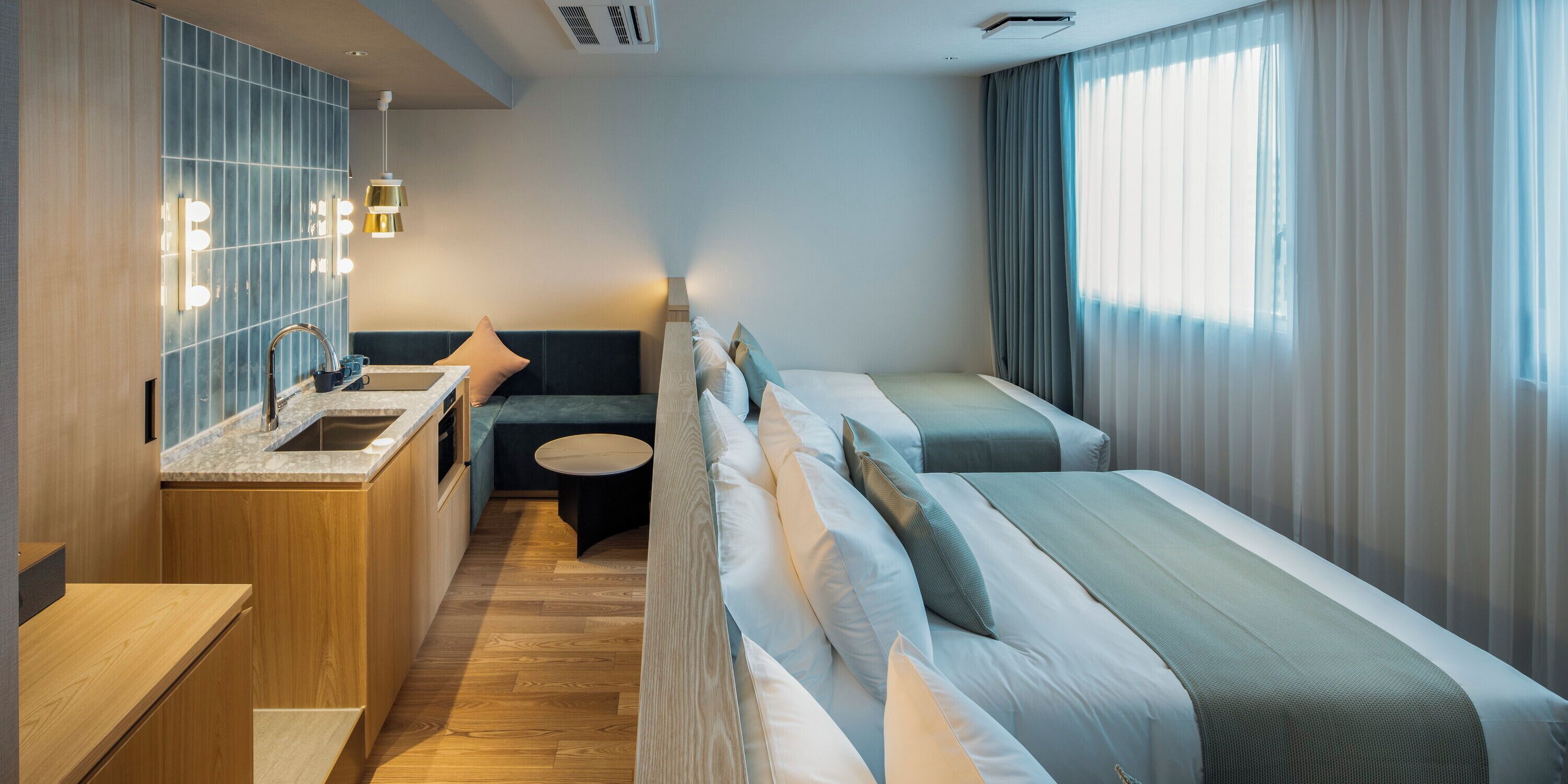 Habitación familiar | Caja fuerte, mobiliario individual, escritorio