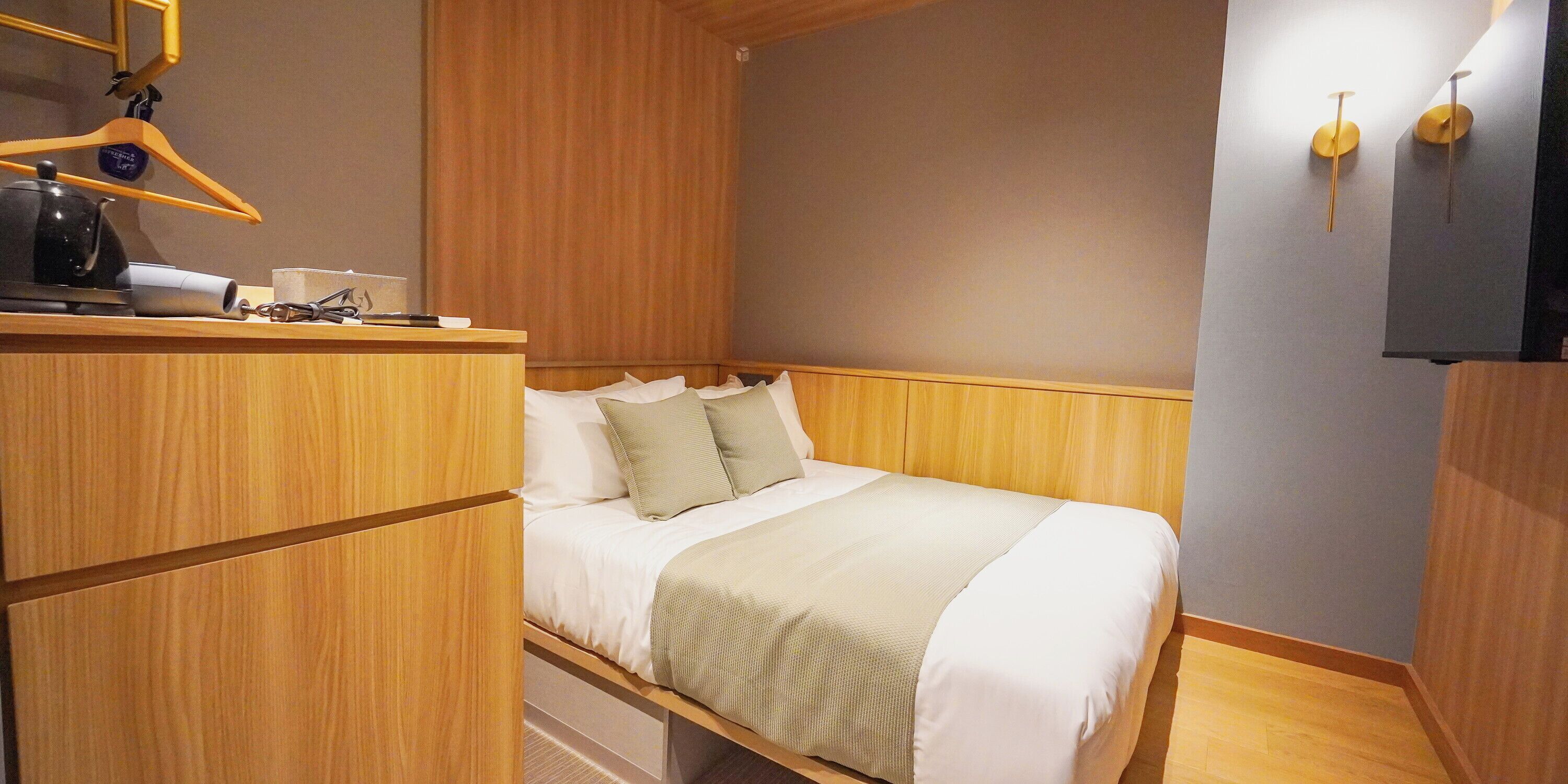 Quarto casal standard | Cofres nos quartos, individualmente mobiliados, escrivaninha