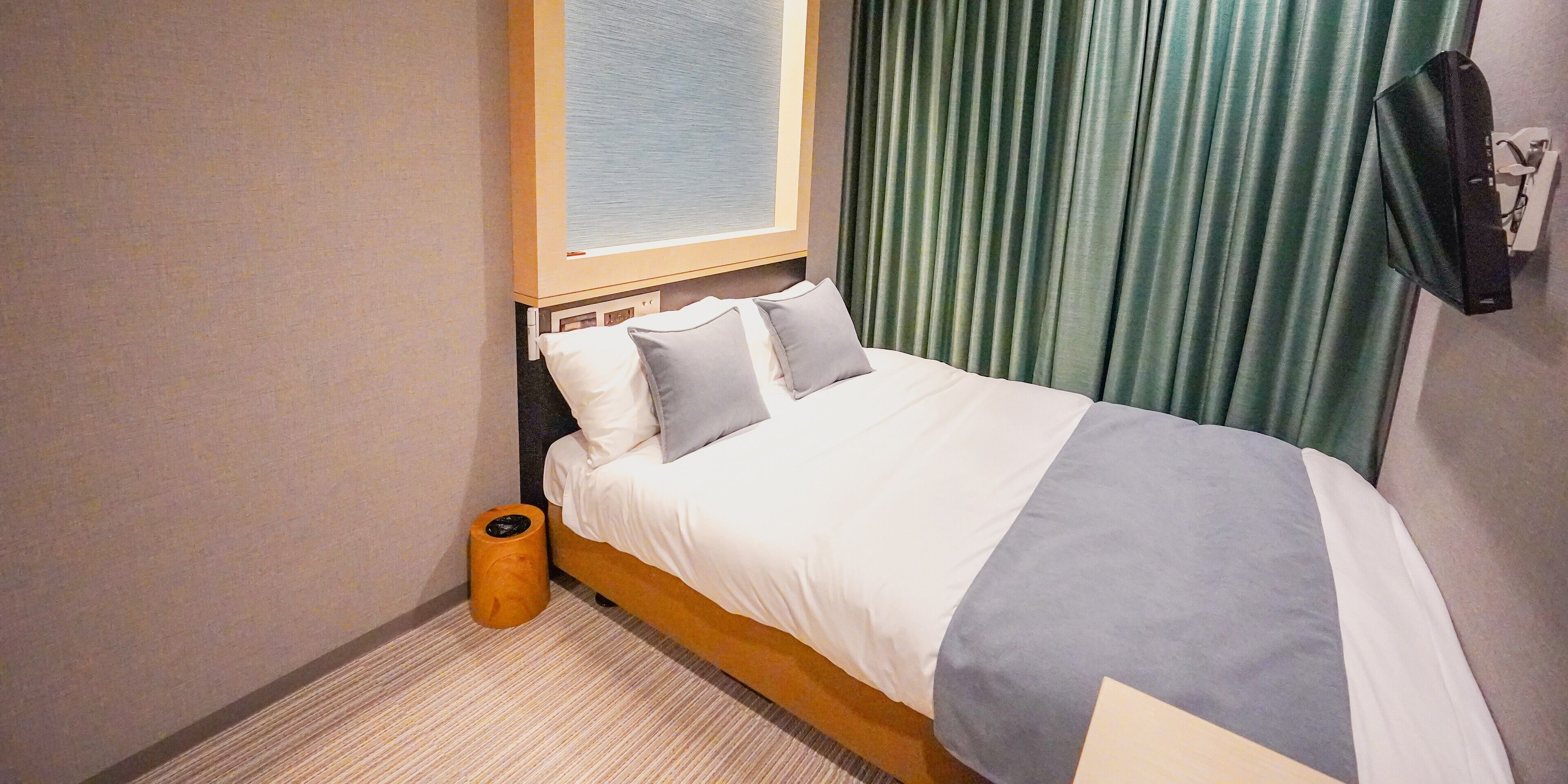 Quarto casal econômico | Cofres nos quartos, individualmente mobiliados, escrivaninha