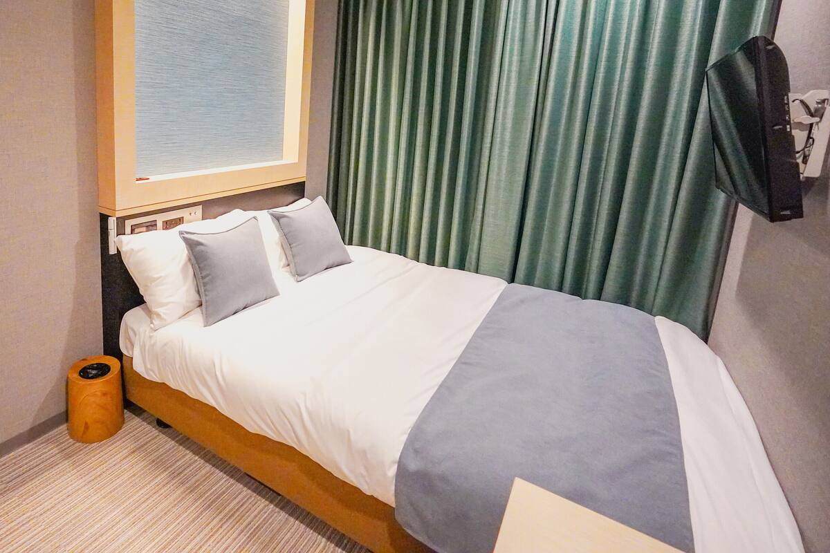 Quarto casal econômico | Cofres nos quartos, individualmente mobiliados, escrivaninha