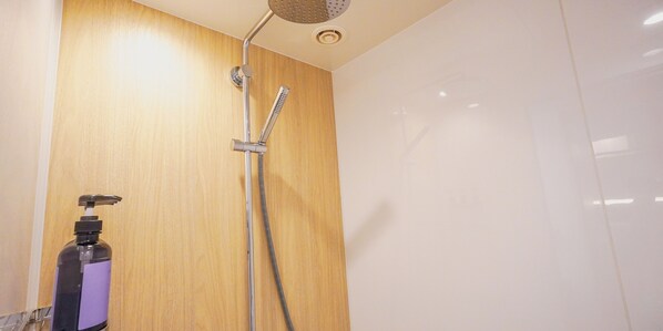 Suite estudio junior | Baño | Amenidades de baño ecológicas, secadora de cabello, bidet, toallas 