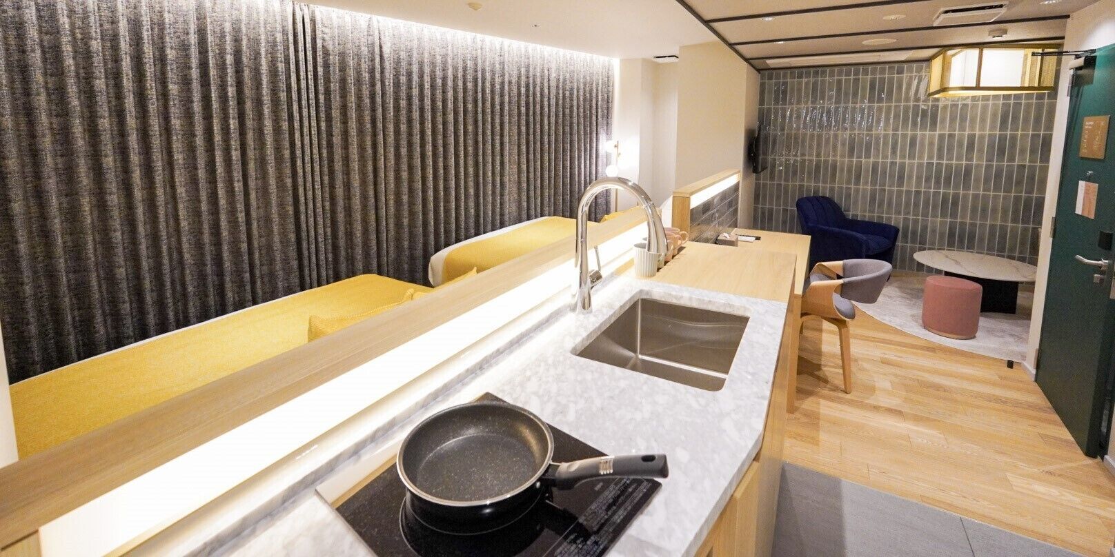 Caja de seguridad en la habitación, muebles diferentes y escritorio 