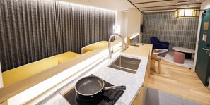 Suite monolocale Luxury | Una cassaforte in camera, con arredamento individuale, una scrivania