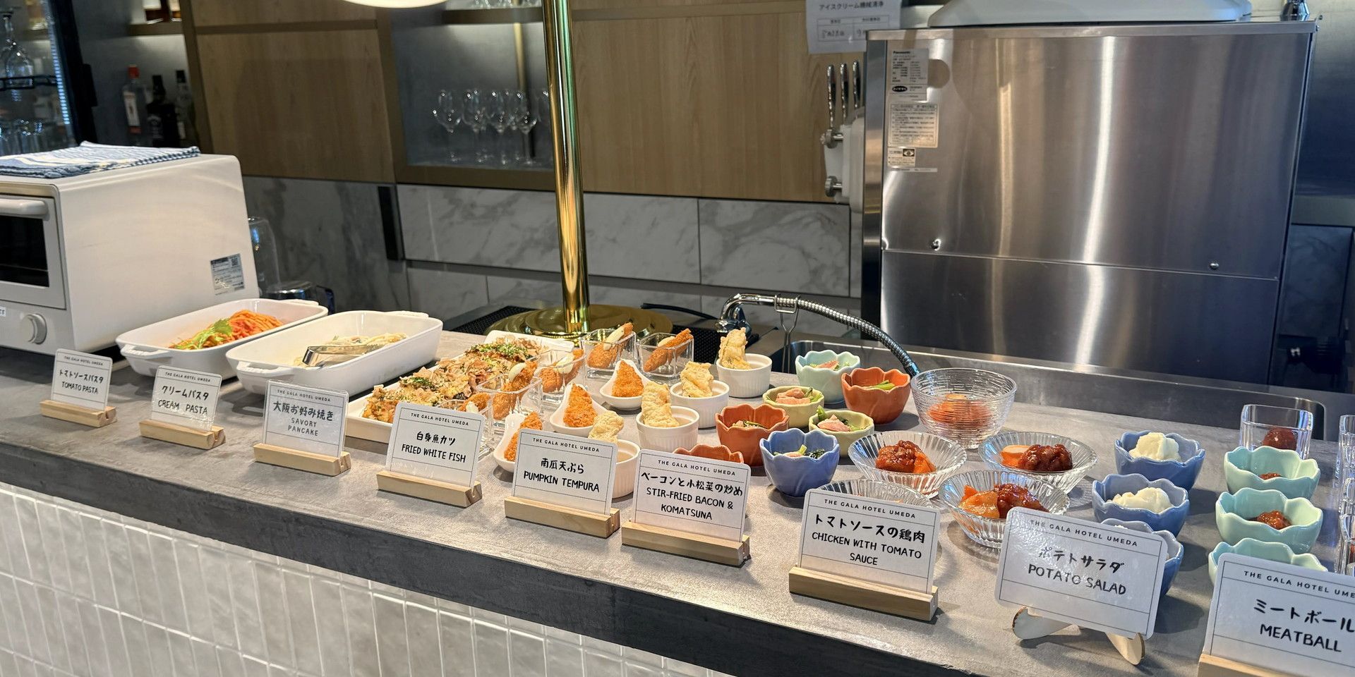 Un comptoir de buffet proposant divers plats et leurs étiquettes.