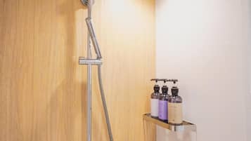 Habitación estándar con 2 camas individuales | Baño | Artículos de higiene personal ecológicos, secador de pelo y bidé