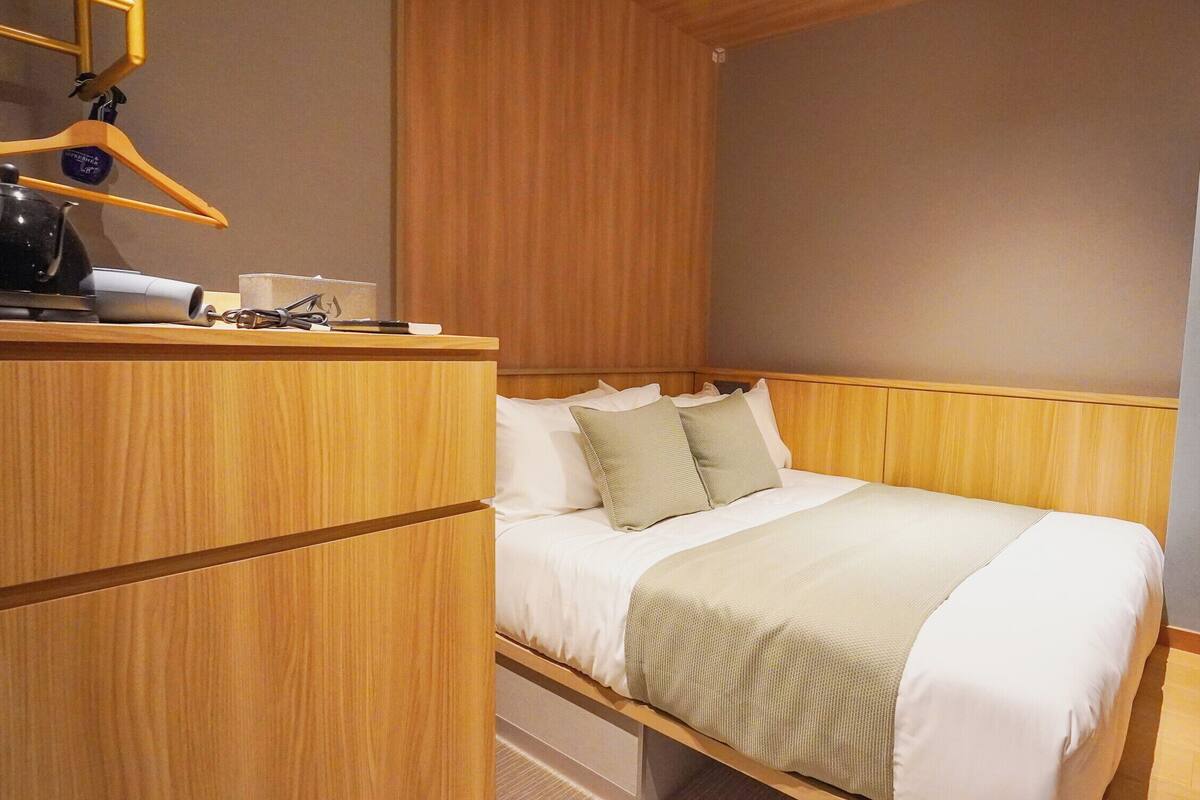 Quarto casal standard | Cofres nos quartos, individualmente mobiliados, escrivaninha