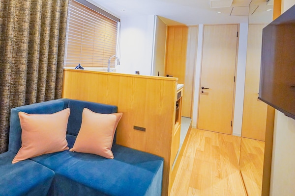 In-room safe, individually furnished, desk, laptop workspace