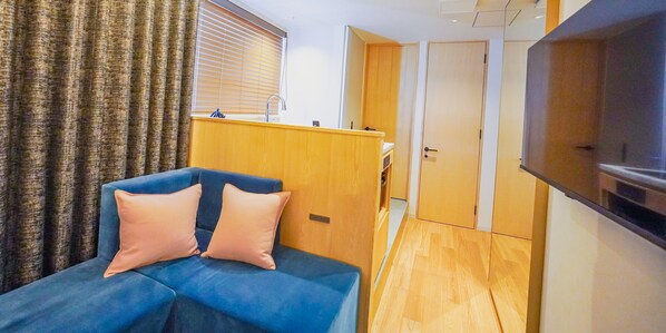 Junior Studio Suite | In-room safe, individually furnished, desk, laptop workspace