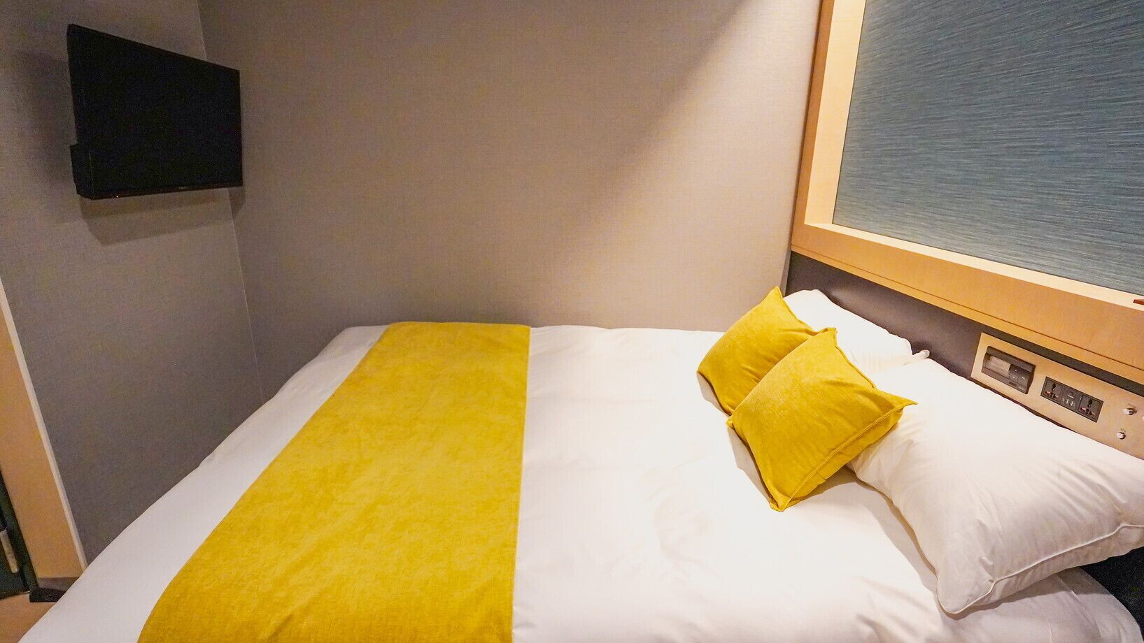 In-room safe, individually furnished, desk, laptop workspace