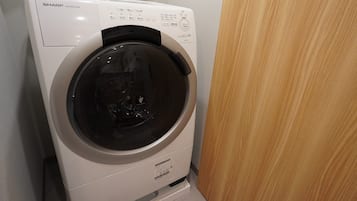 標準雙床房 | 客房內保險箱、布置獨特、書桌、筆電工作空間