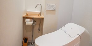 Estudi en suite júnior | Caixa forta a l'habitació, mobiliari individual i escriptori 