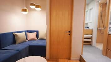 Family Room | In-room safe, desk, laptop workspace, blackout drapes