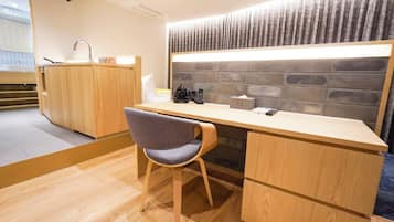 Family Room | In-room safe, individually furnished, desk, laptop workspace