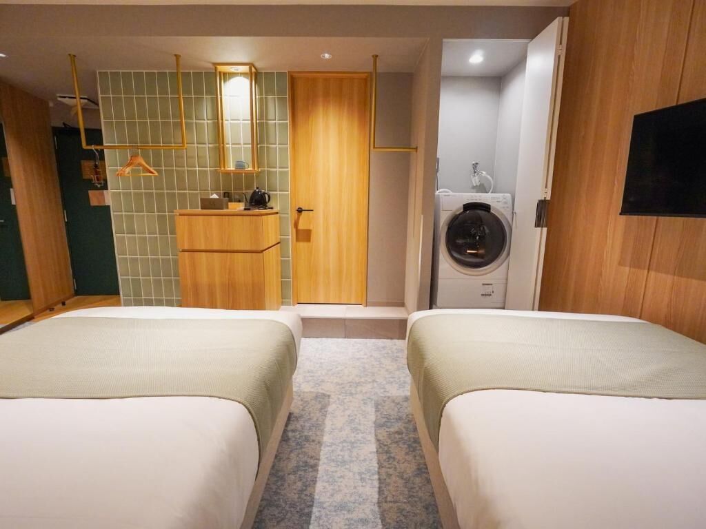 Chambre Standard avec lits jumeaux | Coffres-forts dans les chambres, ameublement personnalisé, bureau