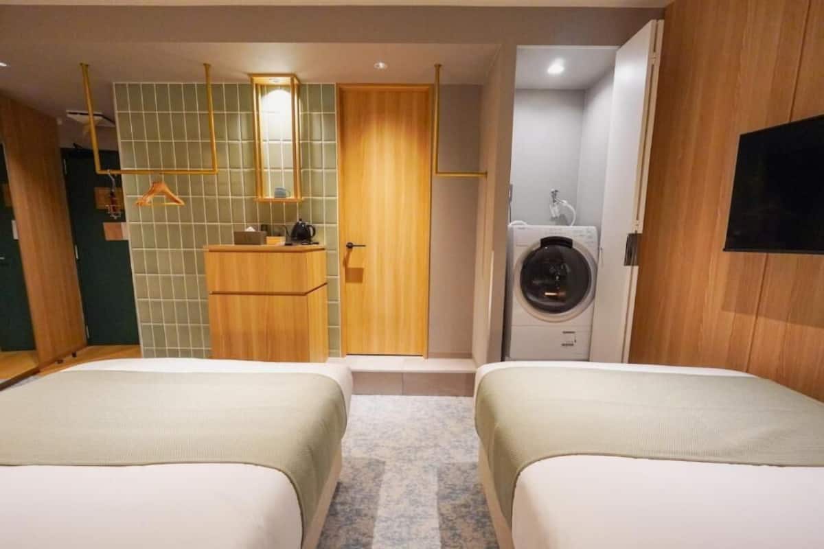 Standard Twin Room | In-room safe, individually furnished, desk, laptop workspace