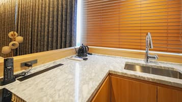 Junior Studio Suite | Private kitchen | Mini-fridge