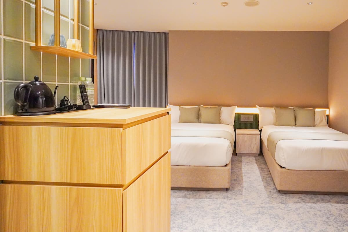 Standard Twin Room | In-room safe, individually furnished, desk, laptop workspace