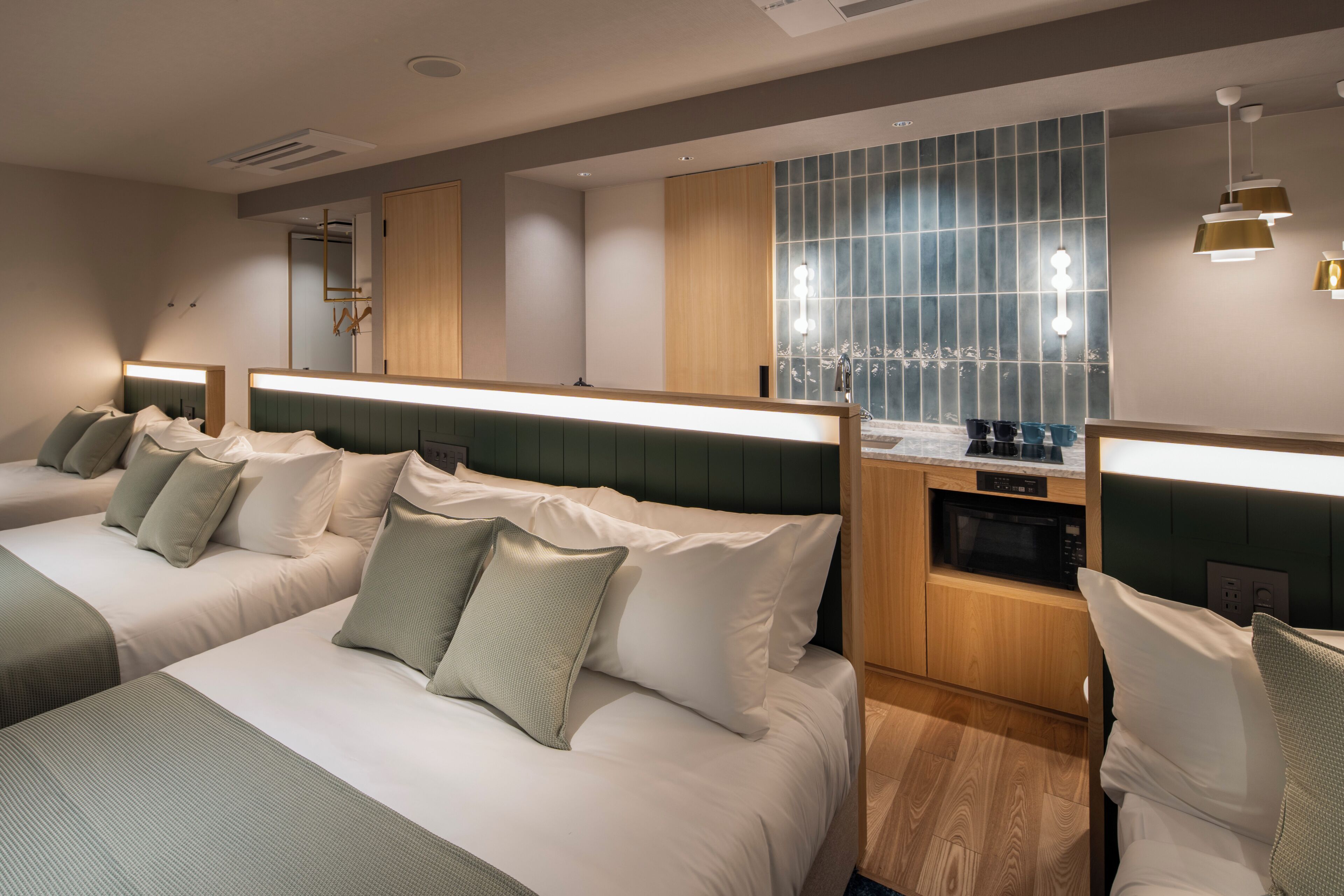 Family Room | In-room safe, individually furnished, desk, laptop workspace