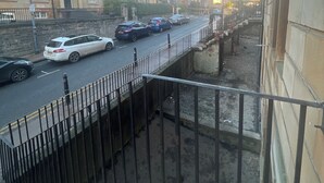 A street view with buildings, cars, and a staircase. - Piccolo Hotel (Glasgow)