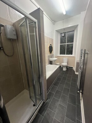 Familie vierpersoonskamer | Badkamer | Gratis toiletartikelen, een haardroger, zeep, toiletpapier