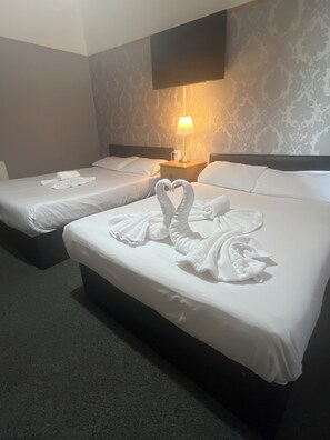 Family Quadruple Room | Free WiFi - Piccolo Hotel (Glasgow)