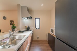 Luxury Villa | Private kitchen | Fridge, microwave, stovetop, dishwasher - Travel Time Sumiyoshi Suzaku (Osaka)