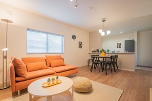 Biệt thự Cao cấp | Khu phòng khách | TV màn hình phẳng 50-inch có truyền hình cáp 