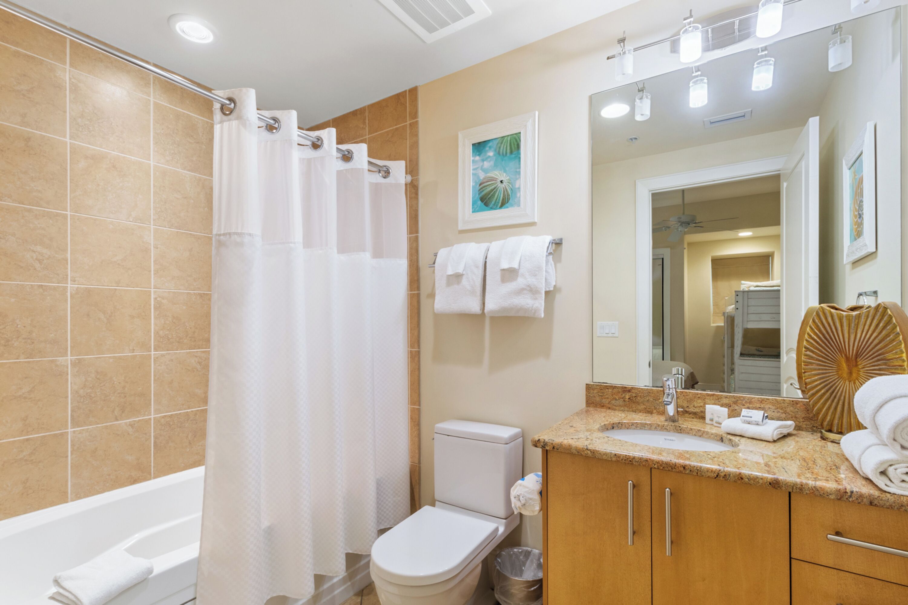 Une salle de bain équipée d’une baignoire, de toilettes, d’un lavabo et d’un meuble-lavabo.