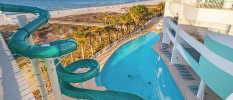 Alberca techada y alberca al aire libre