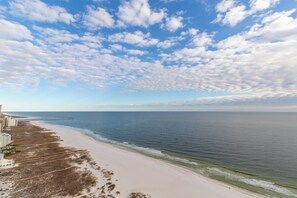 Ein Strand mit klarem Himmel und Meer.