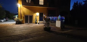 A building with a yellow facade, a gated entrance, and a driveway. - 3 Lofts for 9 People, Abete 3p, Noce 4p, Rovere 2p (Castel San Pietro Terme)