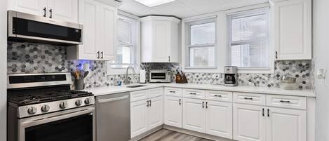 ثلاجة، فرن، غسالة أطباق، ماكينة لصنع القهوة/الشاي