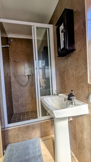 Apartment, 1 Bedroom, Accessible, Smoking | Bathroom - Cozy 1-bedroom Self-catering Apartment With Modern Amenities in Plumstead (Cape Town)