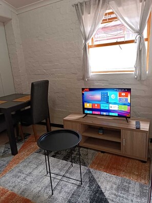 Room amenity - Cozy 1-bedroom Self-catering Apartment With Modern Amenities in Plumstead (Cape Town)