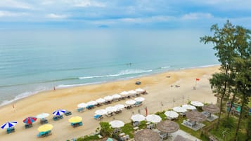 En la playa, camastros y toallas de playa