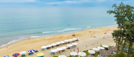 Plage, chaises longues, serviettes de plage