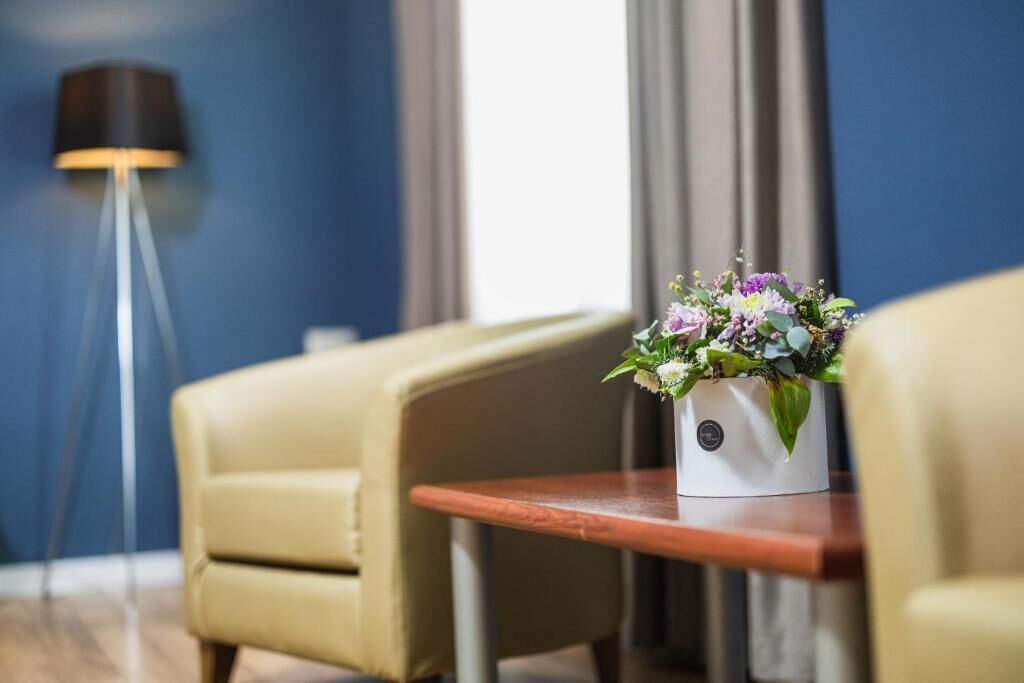 Quarto quádruplo família, vista para a cidade | Escrivaninha, quartos à prova de som, ferros/tábuas de passar roupa